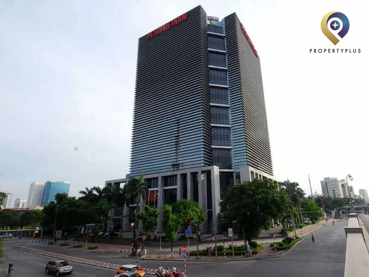 Tòa nhà Petrovietnam Tower nhìn từ góc đường lớn tại Hà Nội.